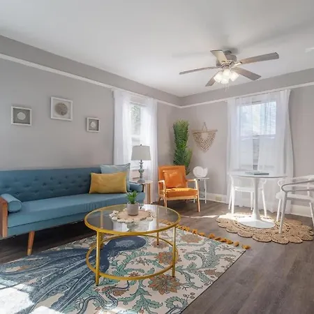 Serene Beachy Bungalow With Large Screened Porch!